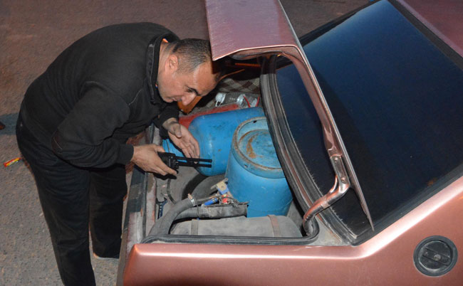 İÇİNDE TÜPLER BULUNAN PLAKASIZ OTOMOBİL BOMBA PANİĞİ YARATTI