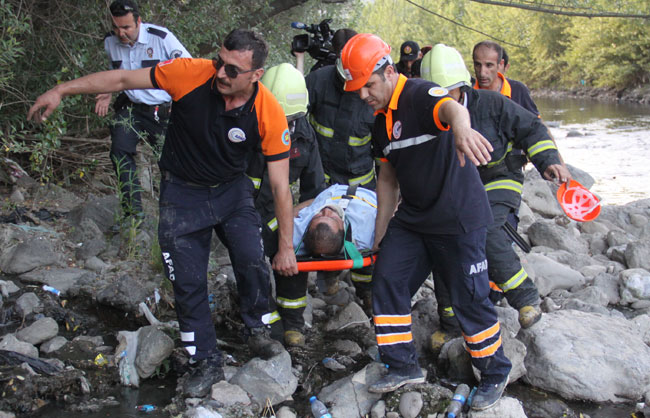 İÇERKEN 5 METRE YÜKSEKLİKTEN ÇAYA DÜŞTÜ