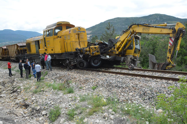 ÇALIŞMA YAPILAN DEMİRYOLUNDA TREN İŞ MAKİNELERİNE ÇARPTI