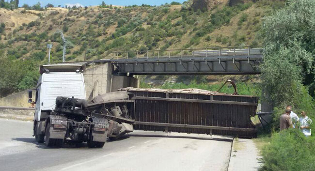 TIR’IN AÇILAN DORSESİ TREN ÜST GEÇİDİNE ÇARPTI