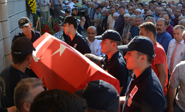 ISPARTA’DA TRAFİK KAZASINDA ÖLEN POLİS MEMURU TOPRAĞA VERİLDİ