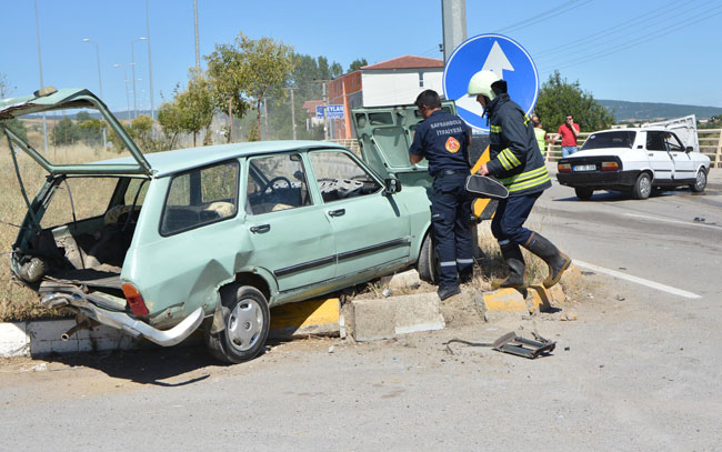 KAVŞAKTA 2 OTOMOBİL ÇARPIŞTI:2 YARALI