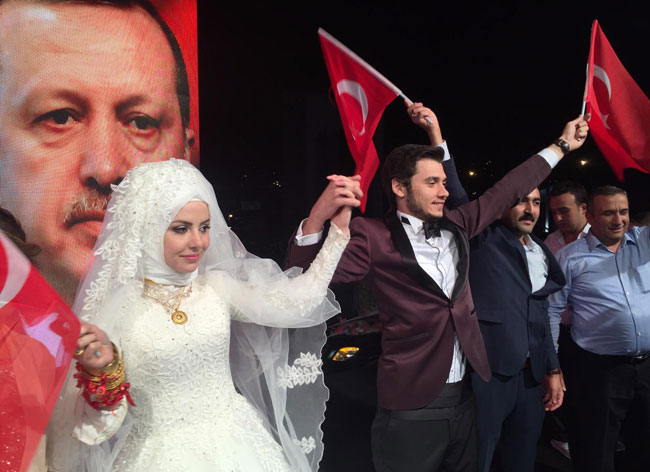 KARABÜK’TE GELİN VE DAMAT  ‘DEMOKRASİ NÖBETİ’NDE