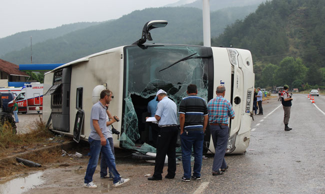 YOLCU OTOBÜSÜ DEVRİLDİ: 28 YARALI