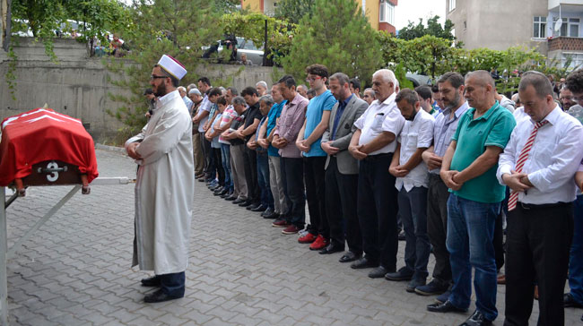 İNTİHAR EDEN İLÇE EMNİYET MÜDÜRÜ KARABÜK’TE TOPRAĞA VERİLDİ