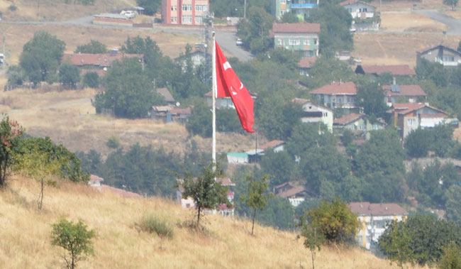 İNDİRİLEN TÜRK BAYRAĞININ YERİNE YENİSİ TAKILDI