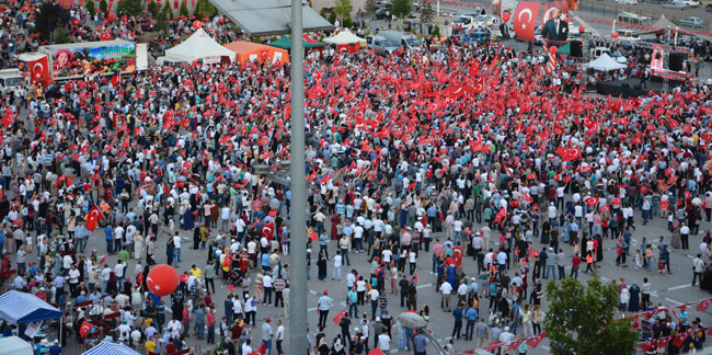 KARABÜK’TE, ‘DEMOKRASİ VE ŞEHİTLER MİTİNGİ’NE 15 BİN KİŞİ KATILDI