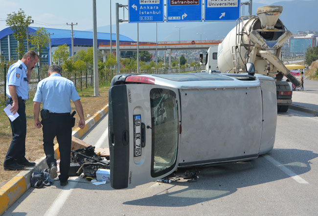 HAFİF TİCARİ ARAÇ İLE OTOMOBİL ÇARPIŞTI:1 YARALI