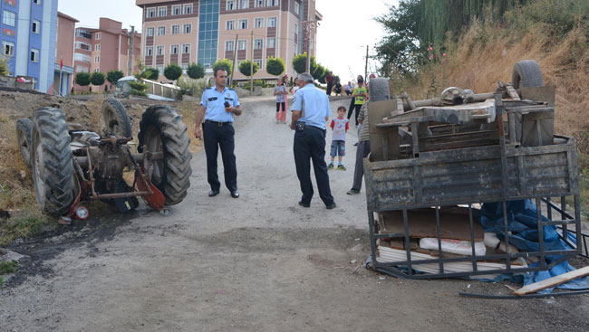 DEVRİLEN TRAKTÖRÜN ALTINDA KALAN SÜRÜCÜ ÖLDÜ