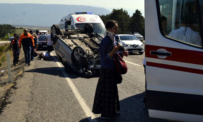 REFÜJE ÇARPAN OTOMOBİL DEVRİLDİ: 7 YARALI