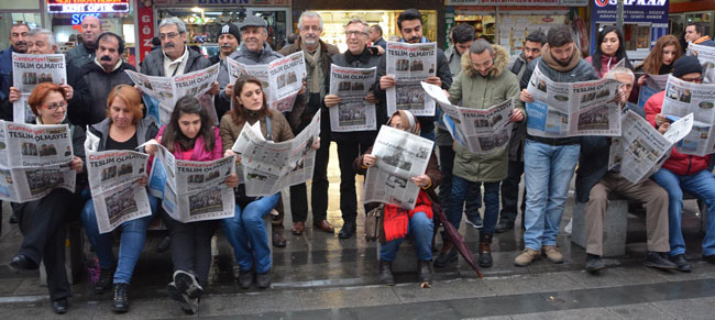 KARABÜK’TE CHP’LİLER CUMHURİYET OKUDU