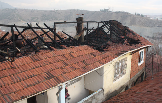 2 KATLI EVİN ÇATISI YANDI