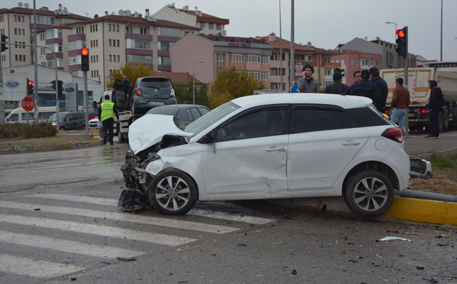 KAVŞAKTA KAZA:7 YARALI