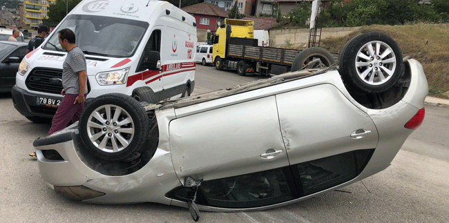 TAKLA ATAN OTOMOBİLİN KADIN SÜRÜCÜSÜ YARALANDI