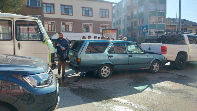 YAYA GEÇİDİNDEKİ ZİNCİRLEME KAZA KAMERAYA YANSIDI