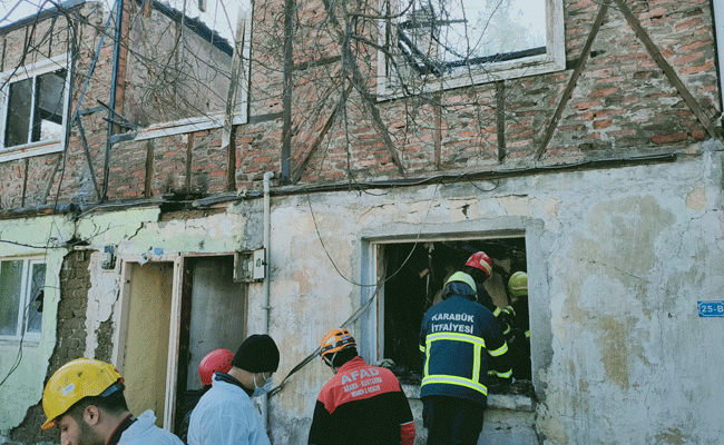 YANAN EVİN ENKAZINDA CESEDİNE ULAŞILDI