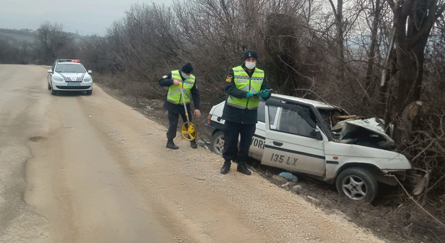 AĞACA ÇARPTI:2 YARALI