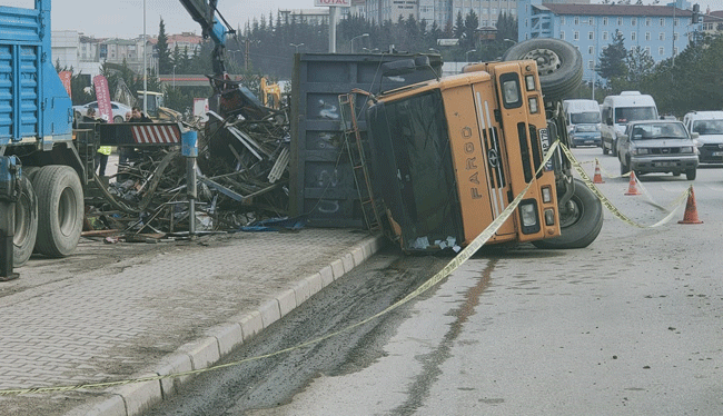 DEVRİLEN KAMYONUN ALTINDA KALMAKTAN SANİYELERLE KURTULDU