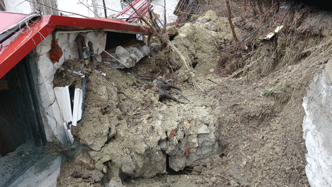 HEYELAN EVİN GİRİŞİNİ KAPATINCA MAHSUR KALDILAR