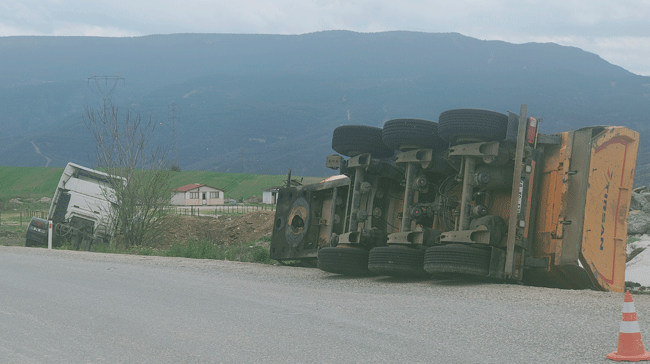 HAFRİYAT SAHASINA DALDI, KABİNDEN KOPAN DORSE DEVRİLDİ