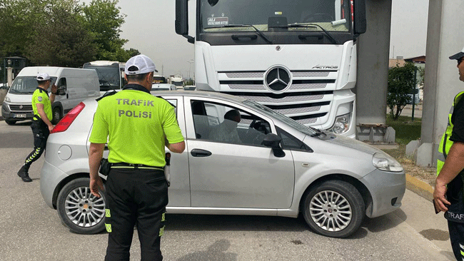 ÇARPTIĞI OTOMOBİLİ SÜRÜKLEMESİ KAMERAYA YANSIDI