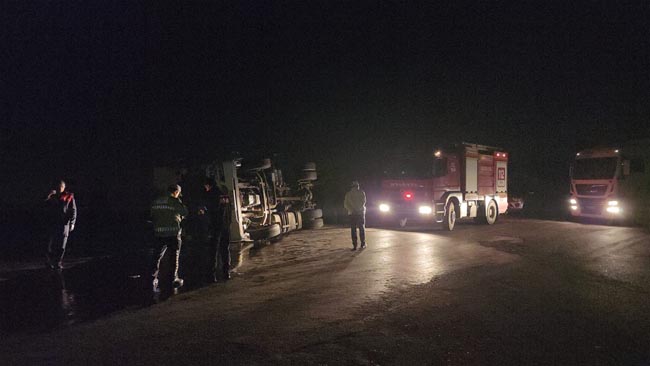 DEVRİLEN TIR’IN CAMINDAN ÇIKAN SÜRÜCÜ DAKİKALARCA AĞLADI