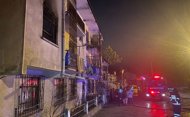 YANGINDA DUMANDAN ETKİLENEN YAŞLI KADIN ÖLDÜ