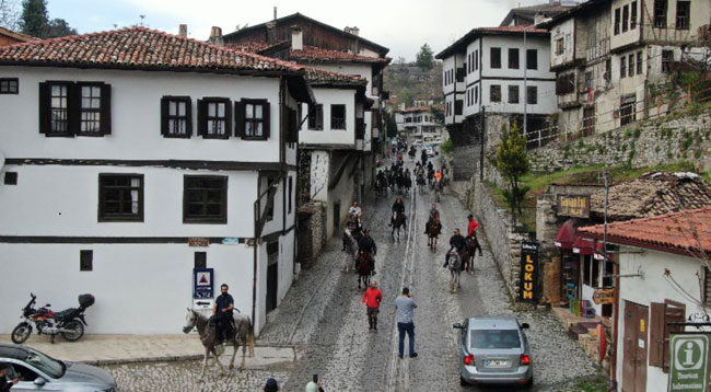 SAFRANBOLU’DA ATLI ŞEHİR TURU BÜYÜK İLGİ GÖRDÜ