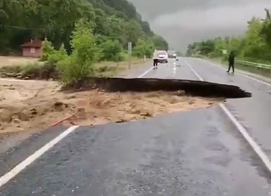 KARABÜK – ZONGULDAK KARA YOLU TRAFİĞE KAPANDI