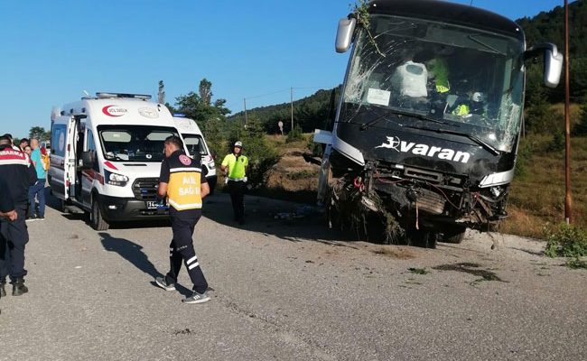 KARABÜK’E GELEN YOLCU OTOBÜSÜ KAZA YAPTI:14 YARALI