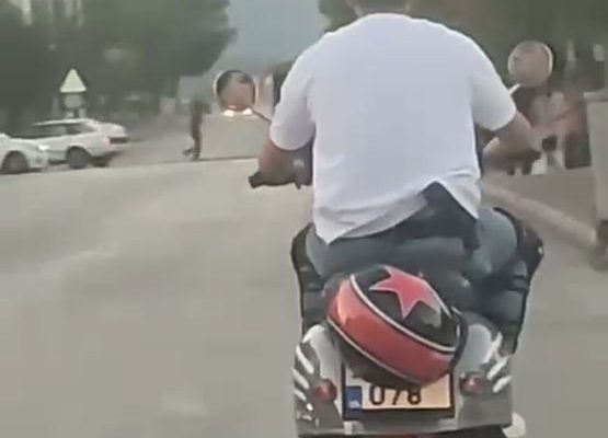 TRAFİKTE ŞAŞKINLIK YARATAN MOTOSİKLETLİ KAMERADA