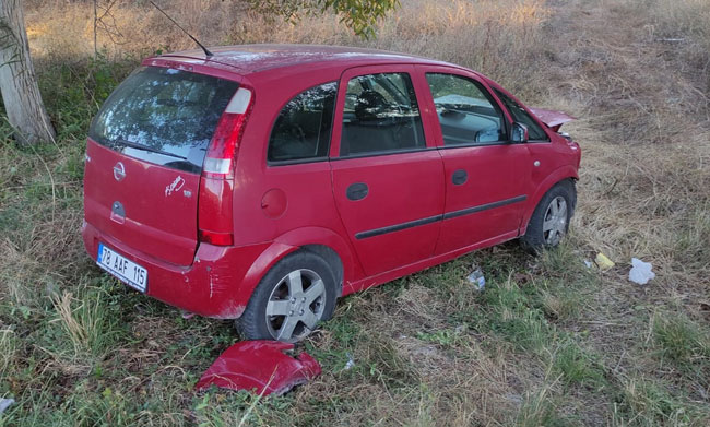 BARİYERLERE ÇARPIP KARŞI ŞERİTTE TARLAYA UÇTU:2 YARALI