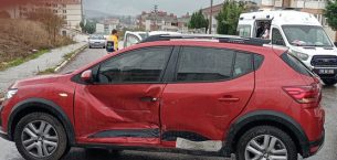 2 OTOMOBİL ÇARPIŞTI:3 YARALI