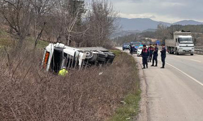 DEVRİLEN TIR’IN SÜRÜCÜSÜ YARALANDI