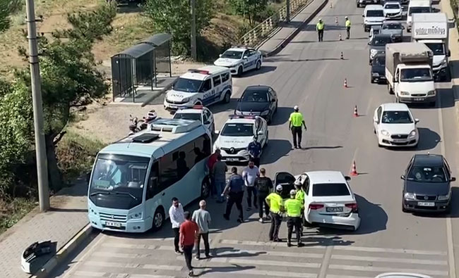 BİR KİŞİNİN YARALANDIĞI ZİNCİRLEME KAZA KAMERADA