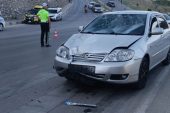 MOTOSİKLETE ÇARPTI:2 YARALI