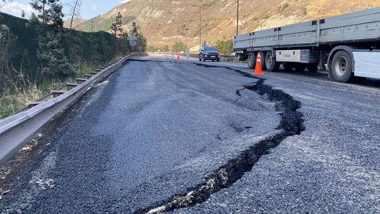 KARA YOLUNDA ÇÖKME VE YARIKLAR MEYDANA GELDİ