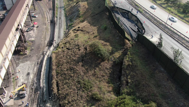 HEYELANDA KARA YOLU ÇÖKTÜ, TREN YOLLU HATTI ZARAR GÖRDÜ