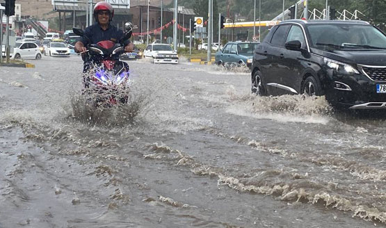 SAĞANAKTA EN ÇOK MOTOSİKLETLİLER ZORLANDI