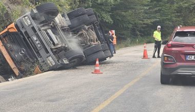 ASFALT YÜKLÜ KAMYON DEVRİLDİ:3 YARALI