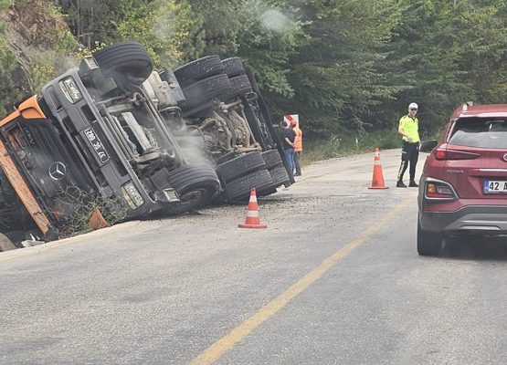 ASFALT YÜKLÜ KAMYON DEVRİLDİ:3 YARALI