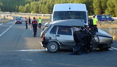 KAVŞAKTA FECİ KAZA:1 ÖLÜ,1 YARALI