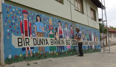 KÖYÜNÜN BAHÇE DUVARLARINI TUVALE DÖNÜŞTÜRÜYOR