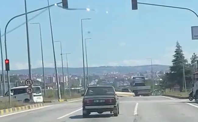 KIRMIZI IŞIKTA GEÇEN OTOMOBİLDEKİ TEHLİKELİ TAŞIMACILIK KAMERADA