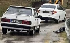 AYNI YÖNDE 2 OTOMOBİL ÇARPIŞTI:3 YARALI