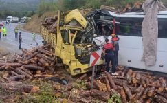 KARABÜK- ZONGULDAK KARA YOLUNDA FECİ KAZA:2 ÖLÜ, 23 YARALI