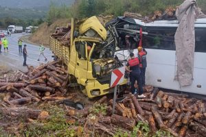 KARABÜK- ZONGULDAK KARA YOLUNDA FECİ KAZA:2 ÖLÜ, 23 YARALI