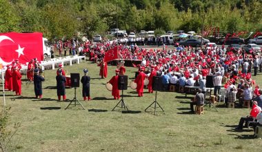 KÖY YOLLARININ ASFALTLANMASINI MEHTER TAKIMIYLA KUTLADILAR