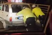 TRAFİK POLİSLERİ YOLDA KALAN OTOMOBİLİ İTEREK SÜRÜCÜYE YARDIM ETTİ