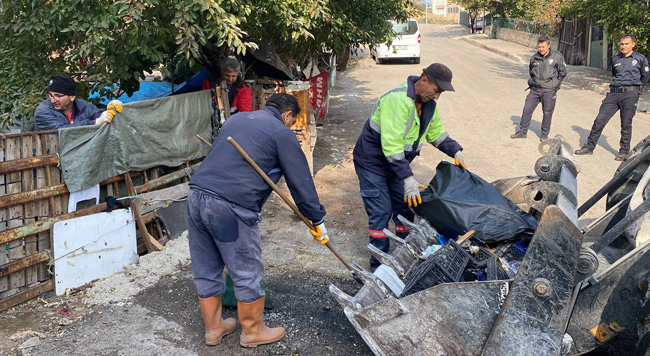 EVDEN VE BAHÇESİNDEN 1 KAMYON ÇÖP ÇIKTI